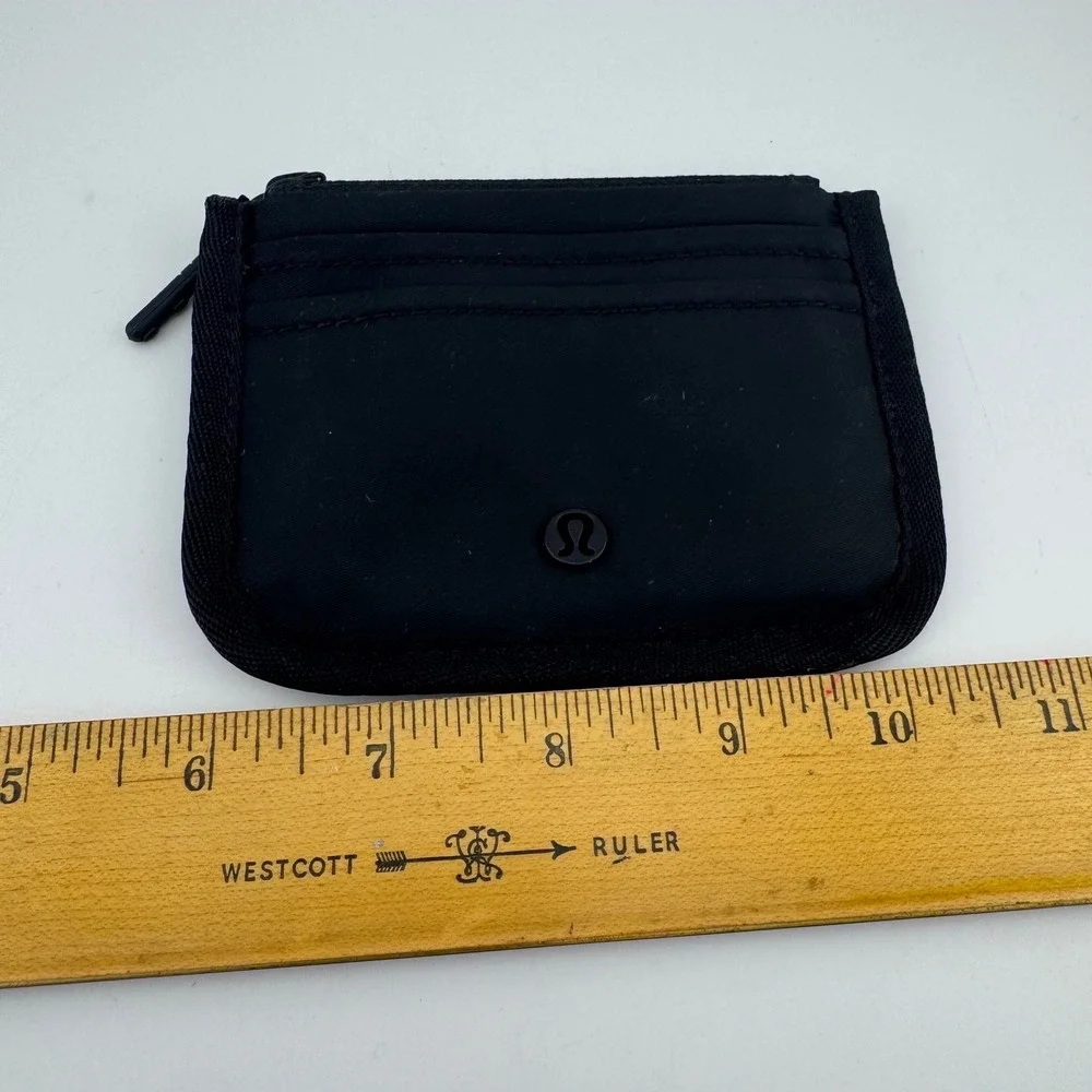 Lululemon True Identity‎ Card Turner Pouch Black Excellent Zip Card Holder